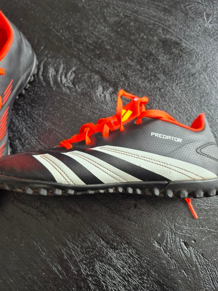 Adidas voetbalschoenen maat 43 1/3 - Uitstekende staat, Sport en Fitness, Maat XS of kleiner, Ophalen of Verzenden, Zo goed als nieuw