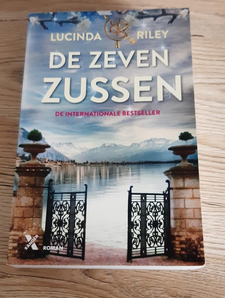 De Zeven Zussen - Lucinda Riley (Internationale Bestseller), Ophalen of Verzenden, Zo goed als nieuw, Lucinda Riley, Europa overig