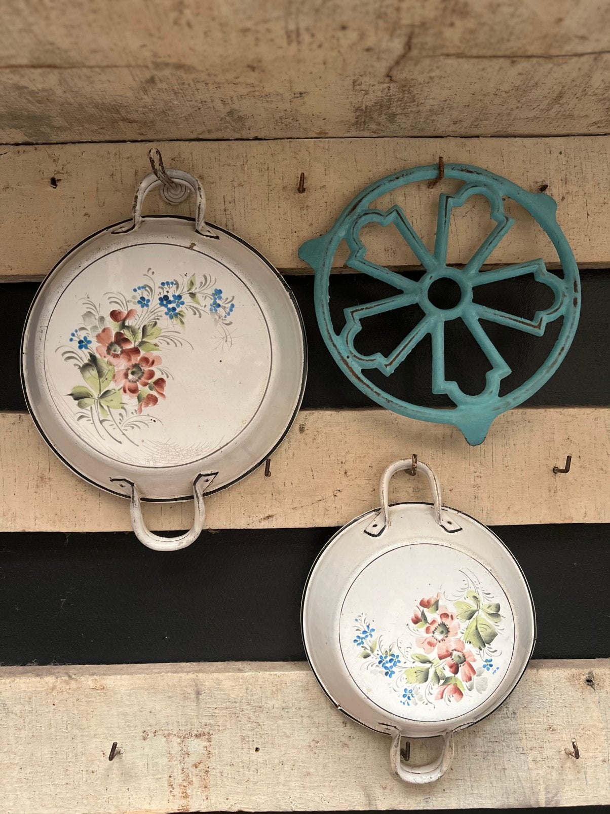 Lotje emaille pannetjes onderzetter rooster pan brocante oud, Ophalen of Verzenden
