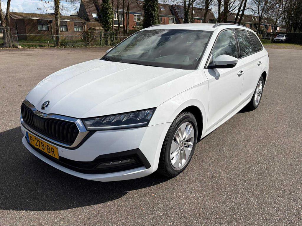 2022 Skoda Octavia Combi 1.5 e-tsi automaat Personenauto, Auto's, Skoda, Euro 6, 4 cilinders, 150 pk, Wit