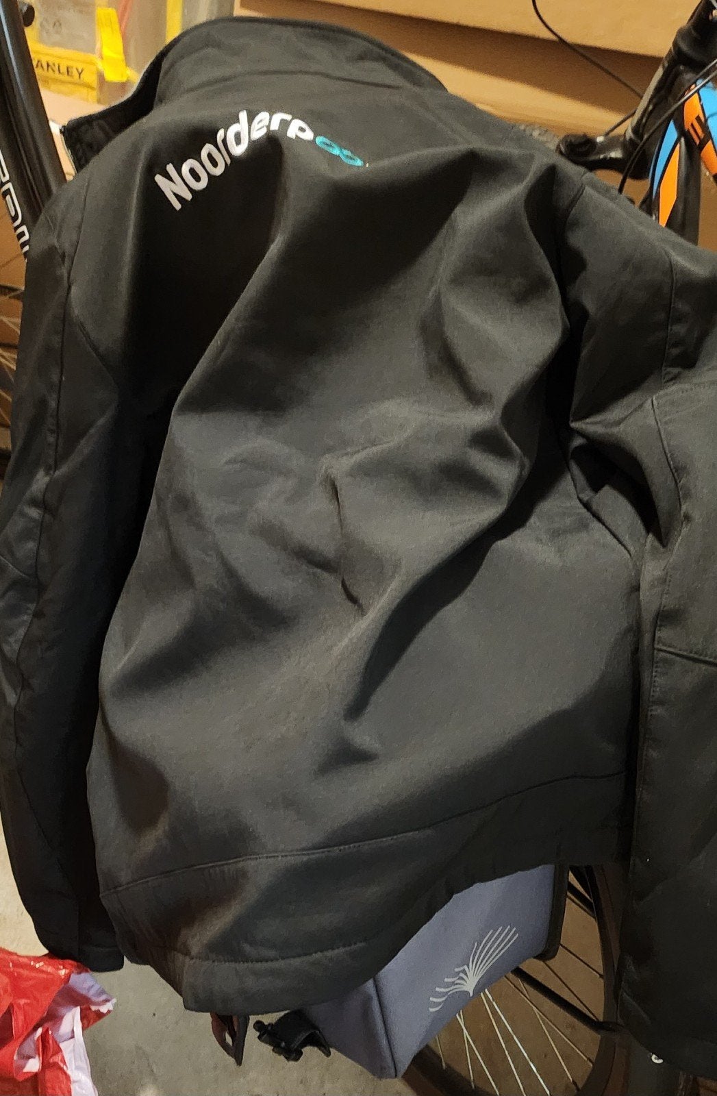 GOEDKOOP! Zwart jasje met logo van Norderpoort. Maat L, Ophalen of Verzenden, Zo goed als nieuw