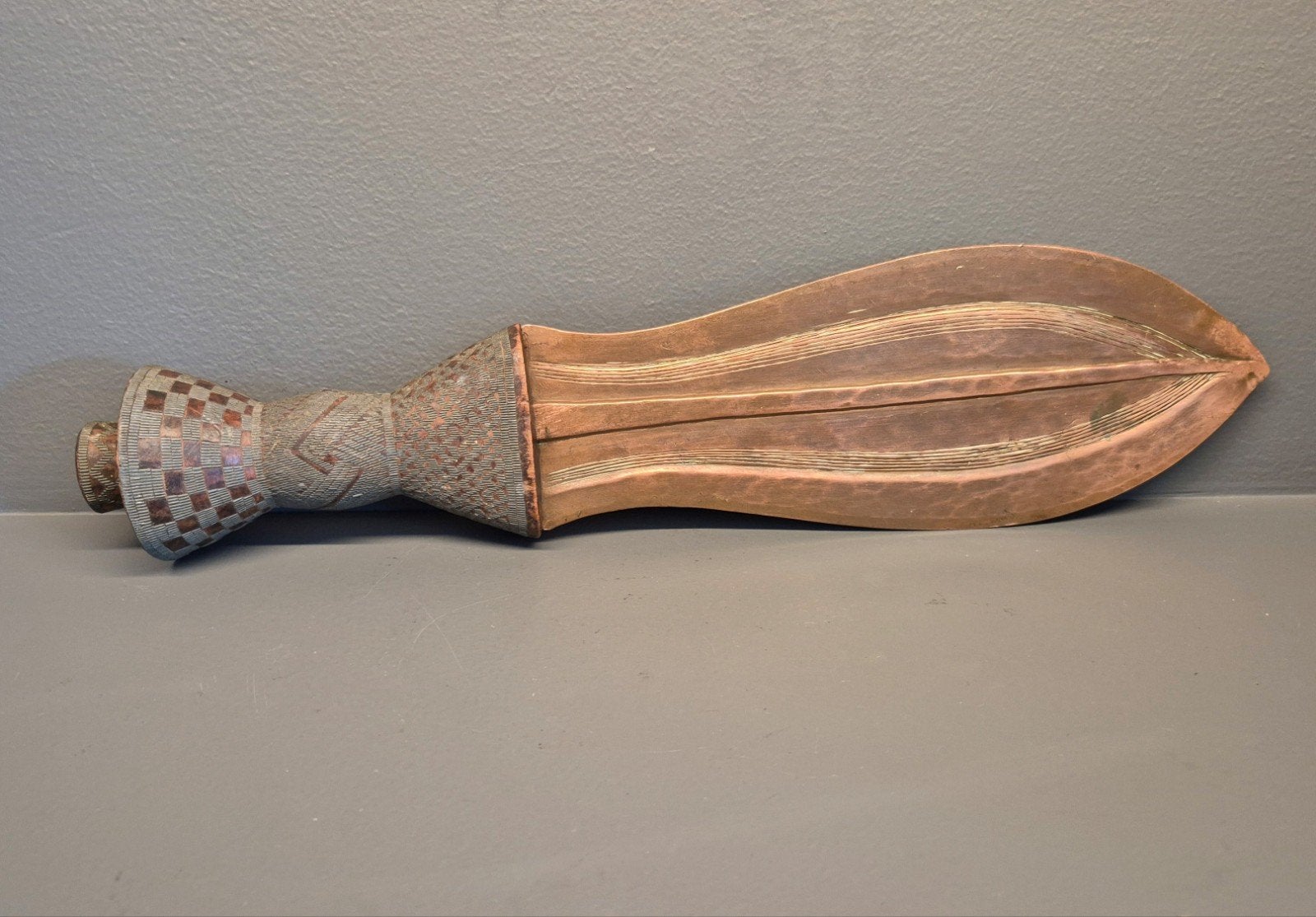 Congolees Zwaard met Gedetailleerd Handvat - 36 CM, Verzamelen, Militaria | Algemeen, Ophalen of Verzenden, Overige soorten, Overige gebieden