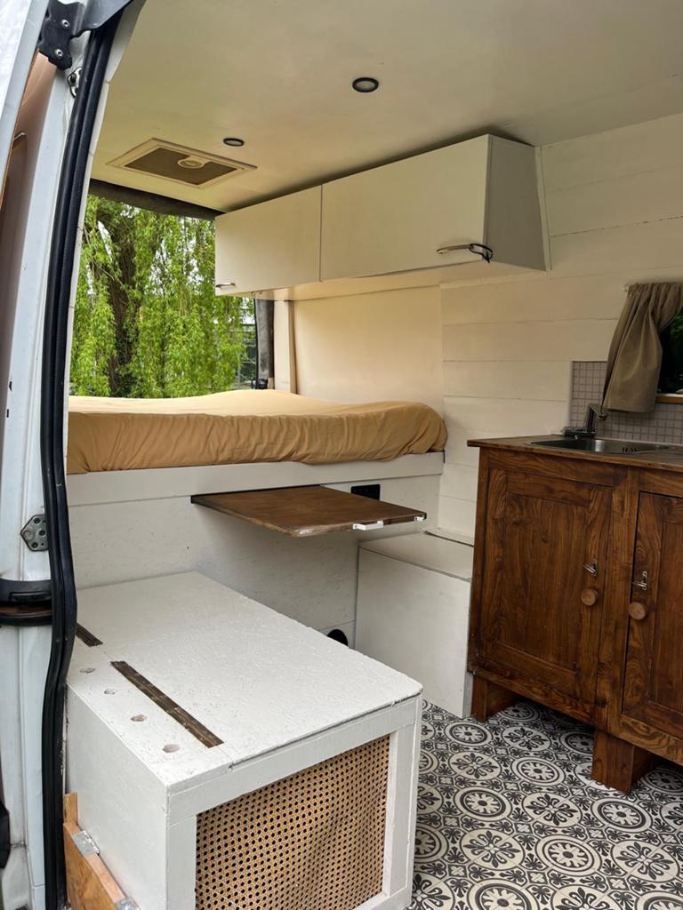 Zelfbouw camper Nissan Interstar (Renault Master) - off-grid, Buscamper of Camperbus, Reservewiel, Koelkast, Tot en met 2
