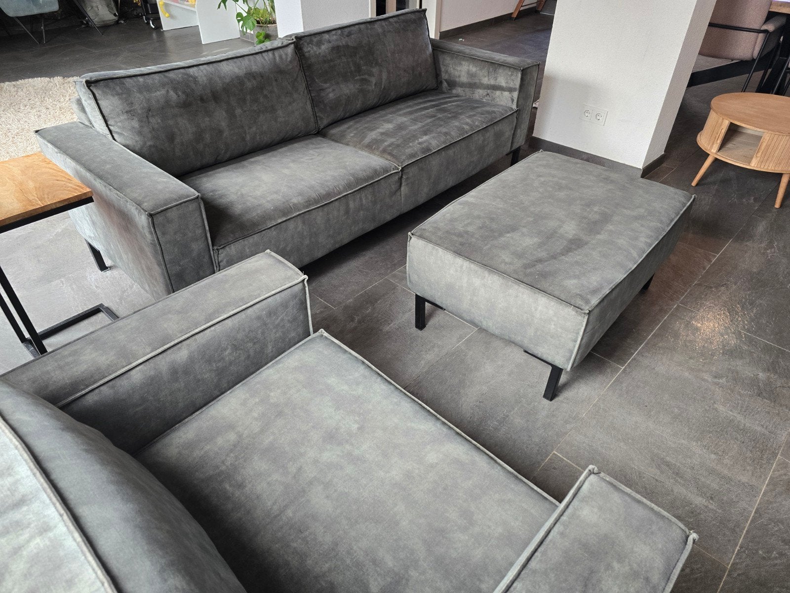 Grijze 2,5-zitsbank, fauteuil en poef - Zo goed als nieuw, Huis en Inrichting, Driepersoons, 75 tot 100 cm, Ophalen of Verzenden