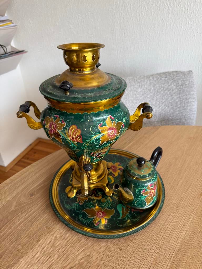 Russische samovar met theepot en dienblad, Ophalen
