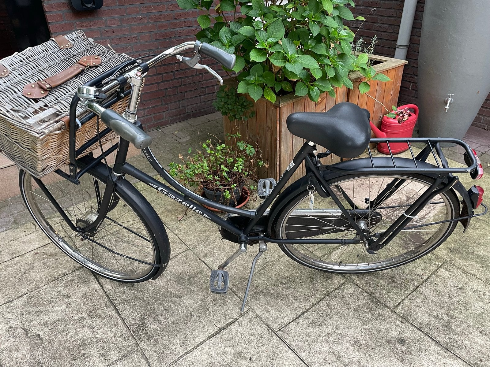 Gazelle transportfiets met rieten mand