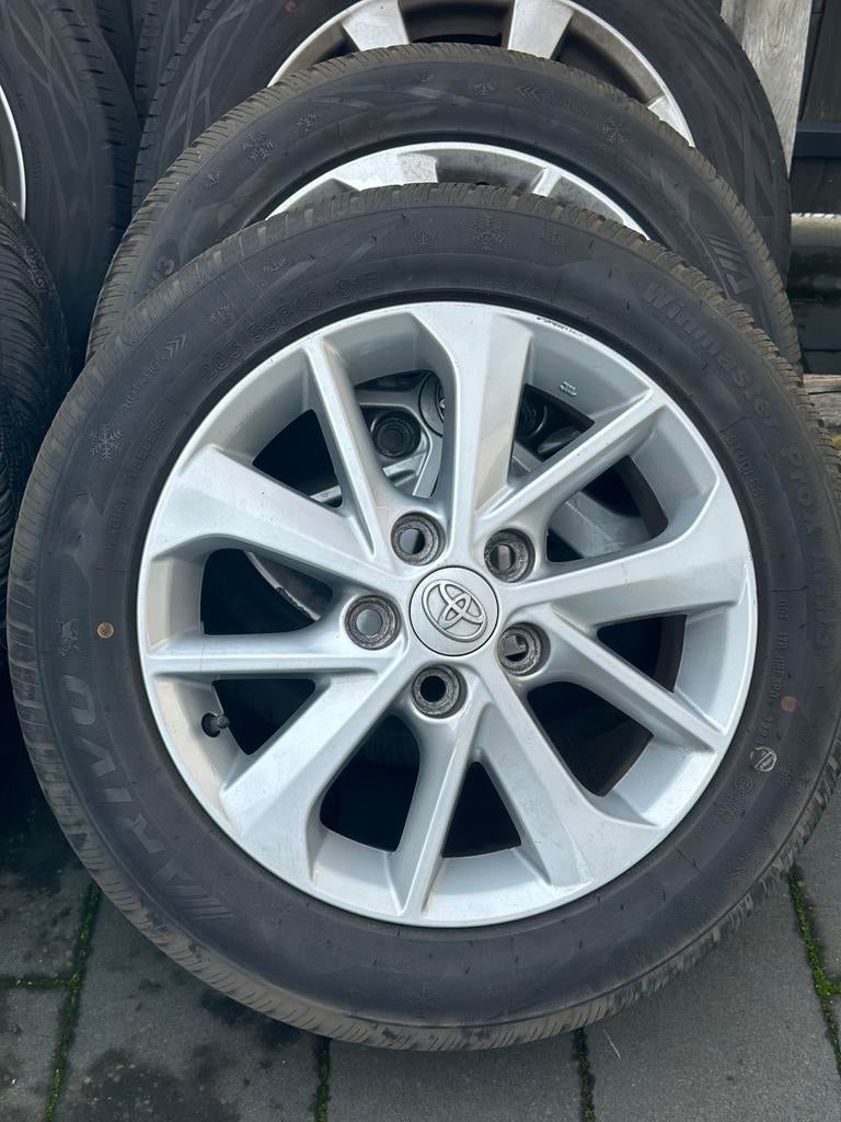 Toyota Winterbanden met velgen 205 55 16, Ophalen, Zo goed als nieuw