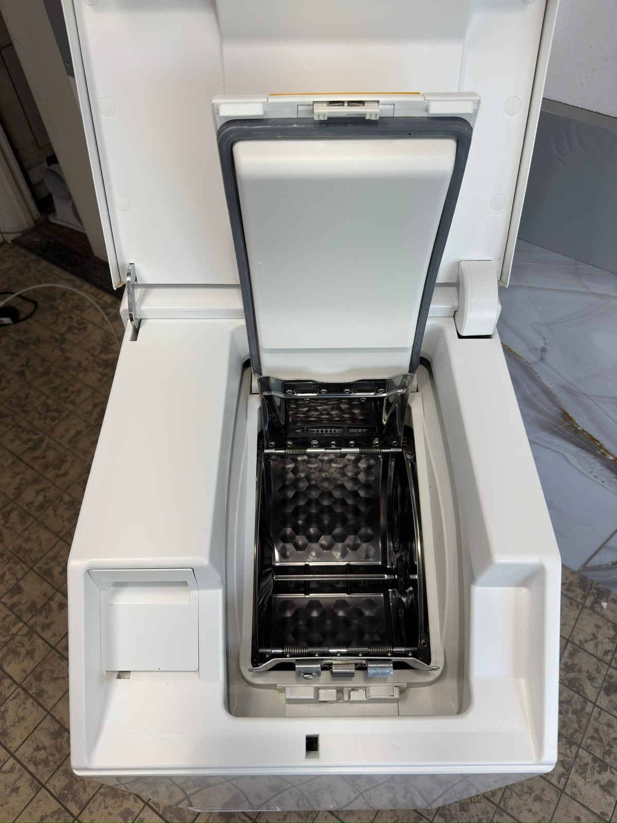 Foto 4 van Miele W197F Bovenlader Wasmachine  A+++ - Serie 120