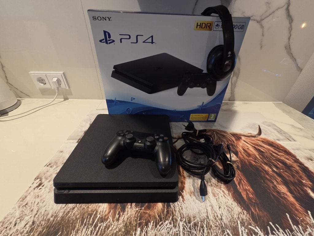 Te koop: Sony PlayStation 4 (slim) met controller en headset, Spelcomputers en Games, Ophalen, 500 GB, Zo goed als nieuw, Met 1 controller