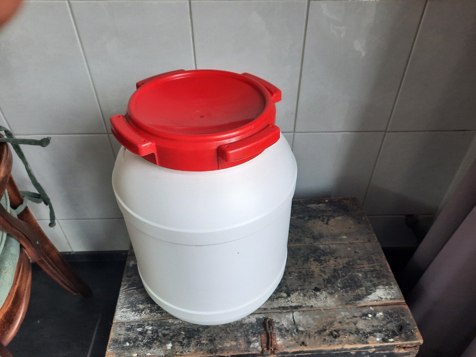 Witte plastic ton met rood deksel, waterdicht, Ophalen, Kunststof, Gebruikt, 5 – 50