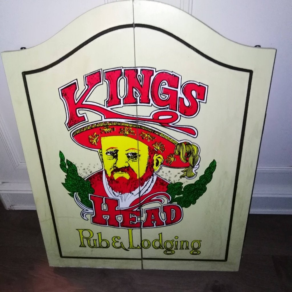 Gebruikt dartbord in houten kast - Kings Head Pub & Lodging, Sport en Fitness, Darts, Ophalen, Gebruikt, Dartbord
