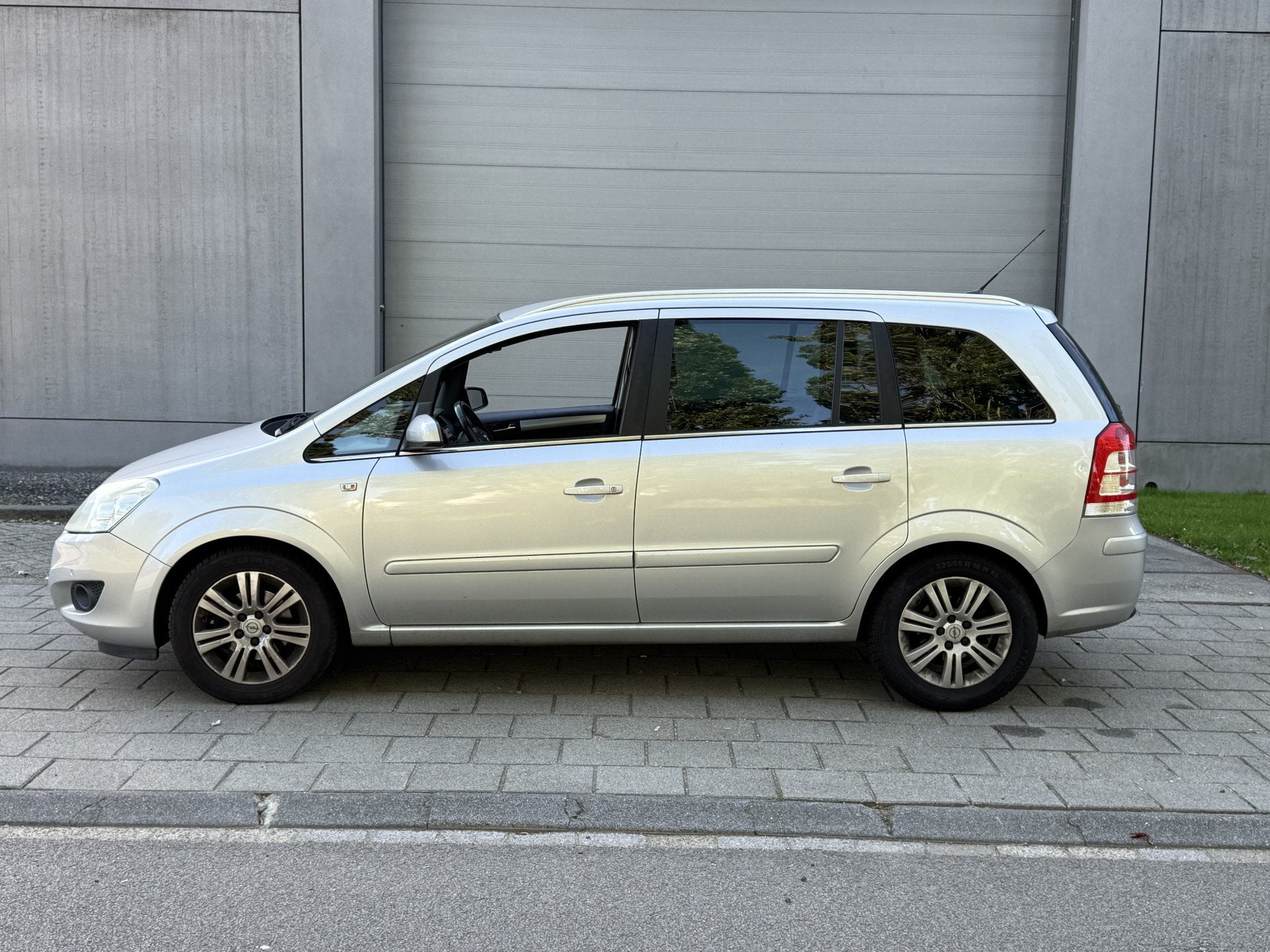 Opel Zafira 1.8 Cosmo (INRUILKOOPJE) (bj 2009), Voorwielaandrijving, Gebruikt, 4 cilinders, Zilver of Grijs