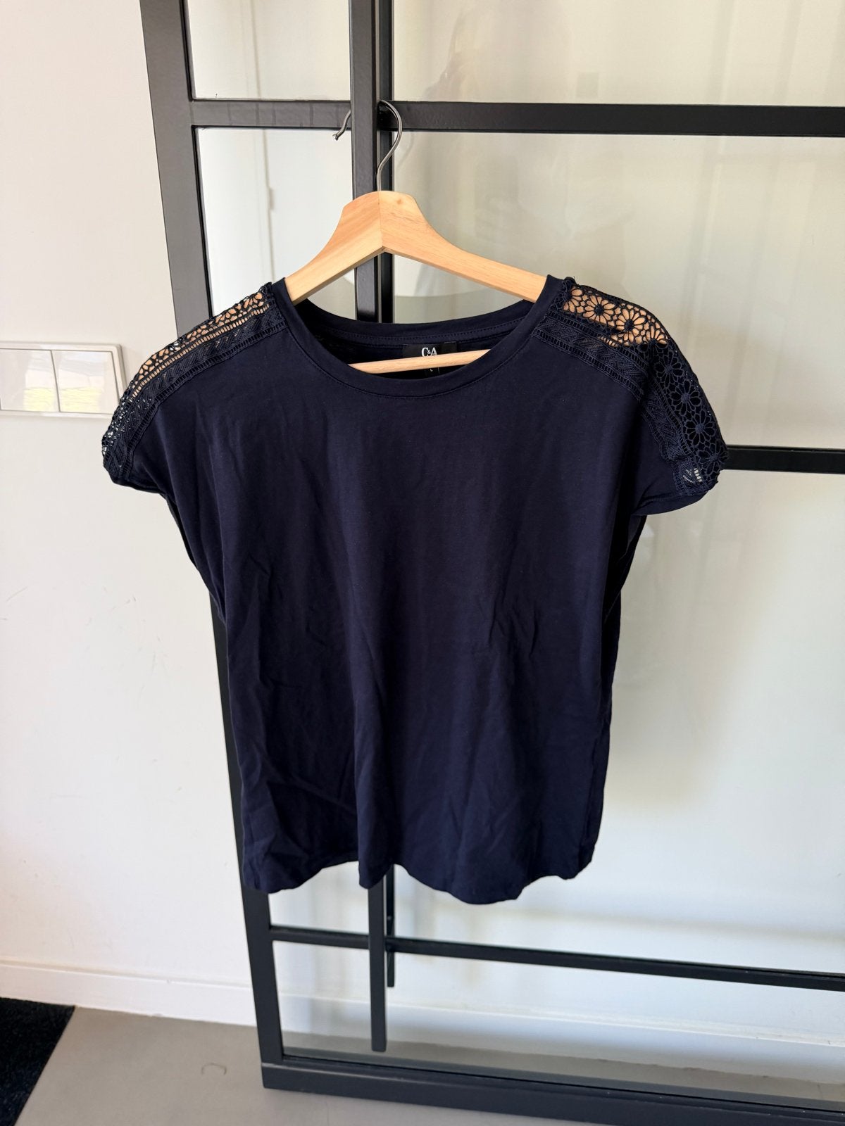 Donkerblauw T-shirt met kanten details - C&A, Kleding | Dames, Ophalen, Blauw, Maat 42/44 (L), Korte mouw