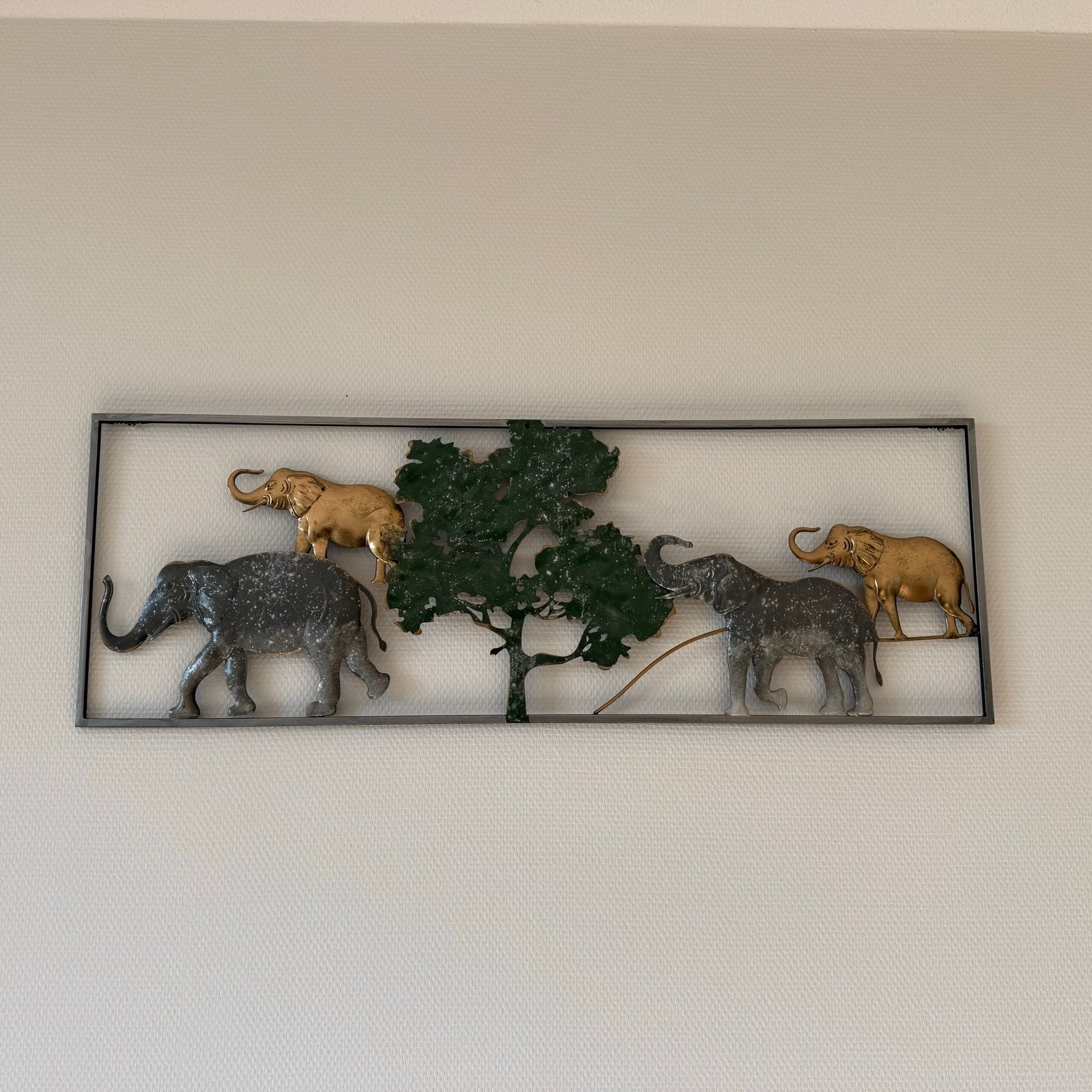 Metalen wanddecoratie olifanten en boom, Metaal, Wandsculptuur, Gebruikt, Meerkleurig