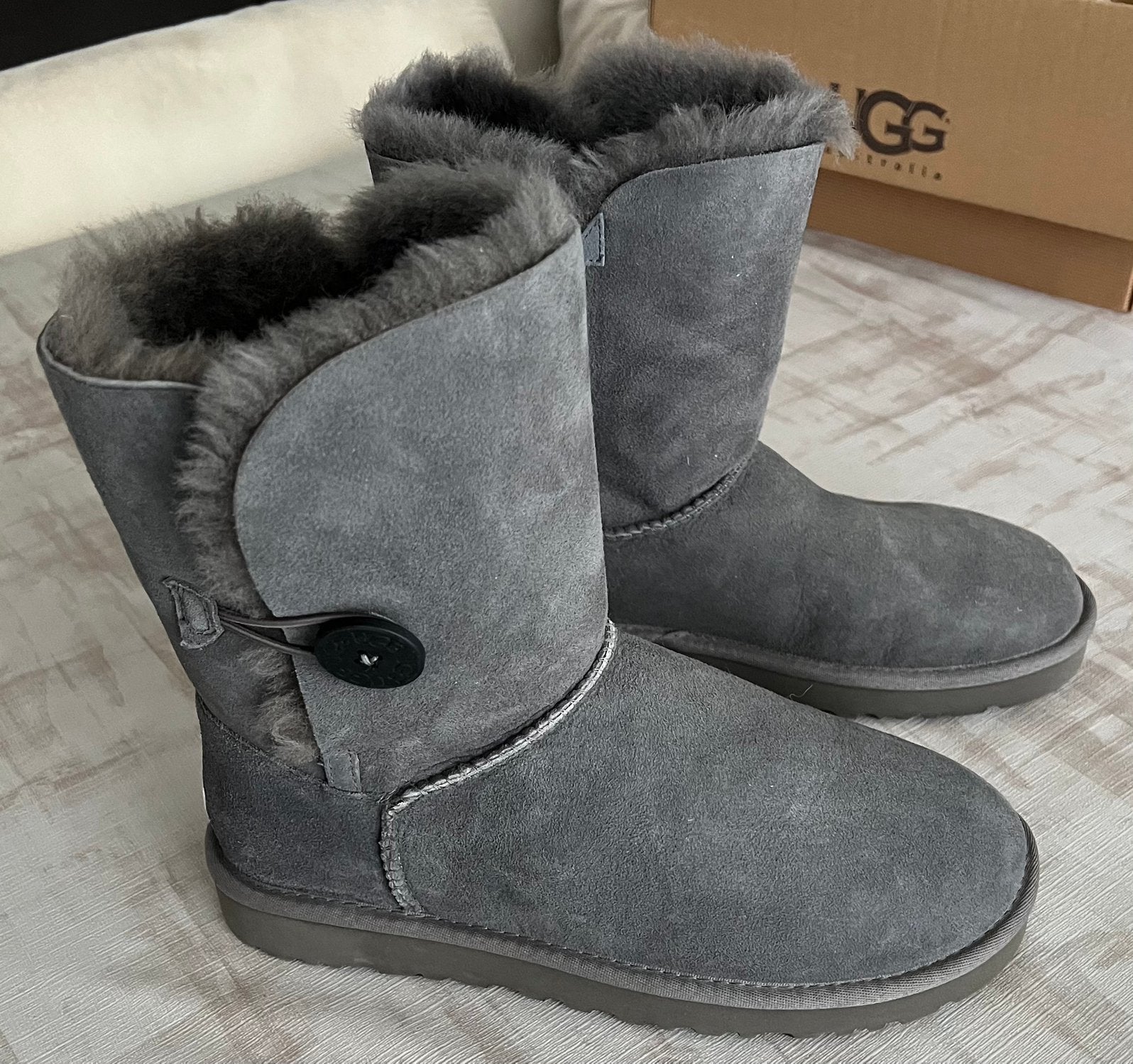 Nieuw! Ugg bailey button grijs 5803w te koop, Overige typen, Nieuw, Ophalen of Verzenden, Grijs