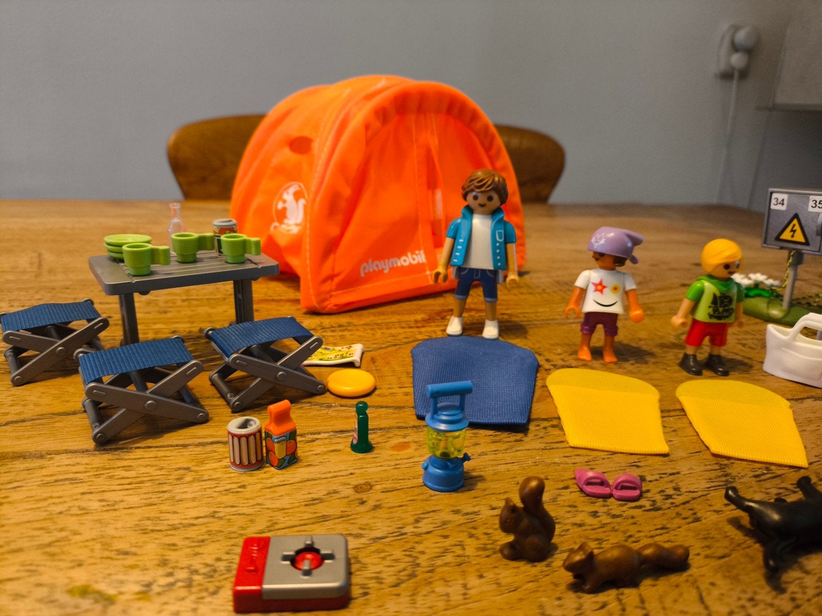 Playmobil Family Fun 70089 kampeerders met tent, Ophalen of Verzenden, Zo goed als nieuw, Complete set