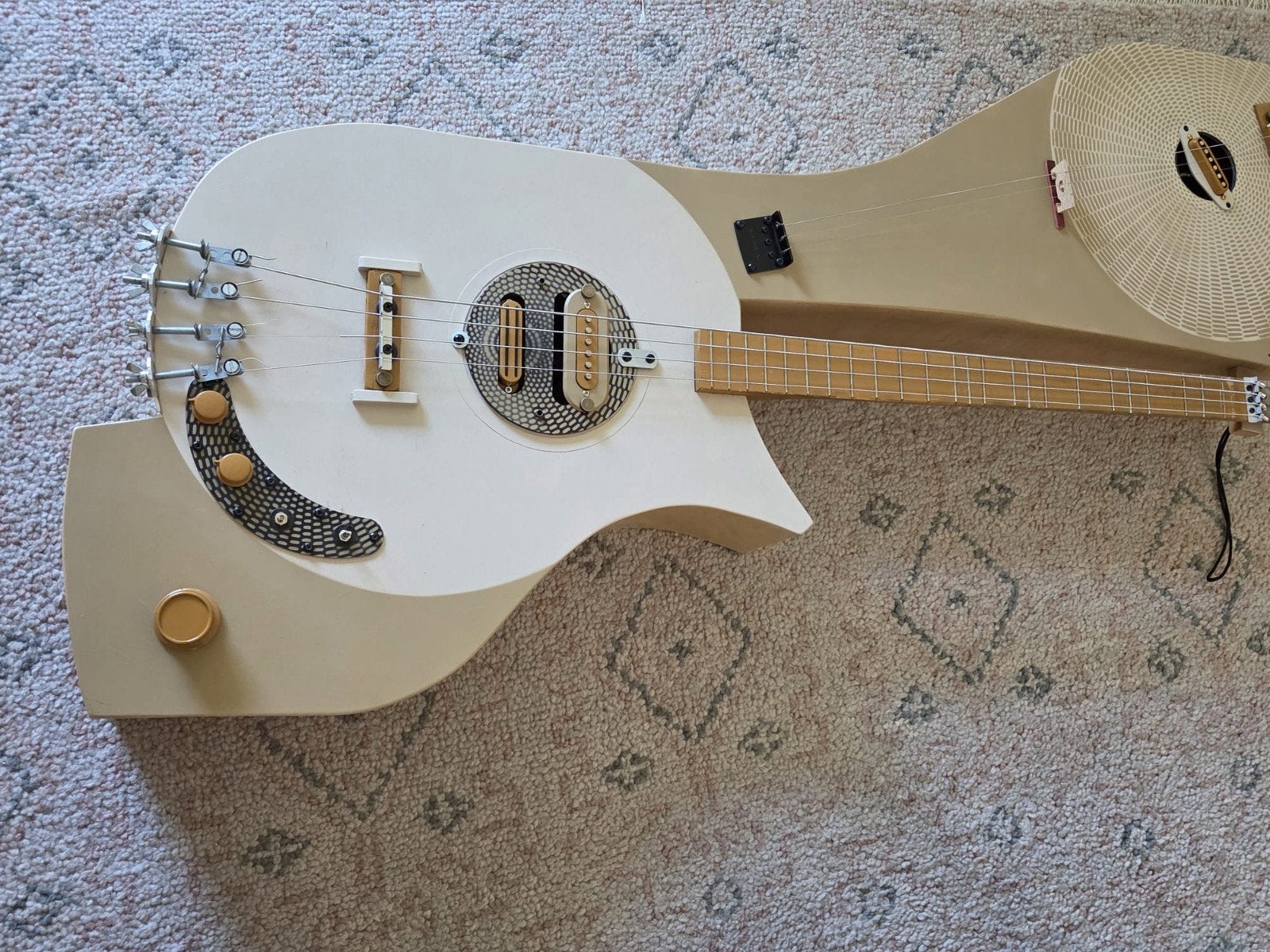 Microtonale basgitaar eigen design, Ophalen