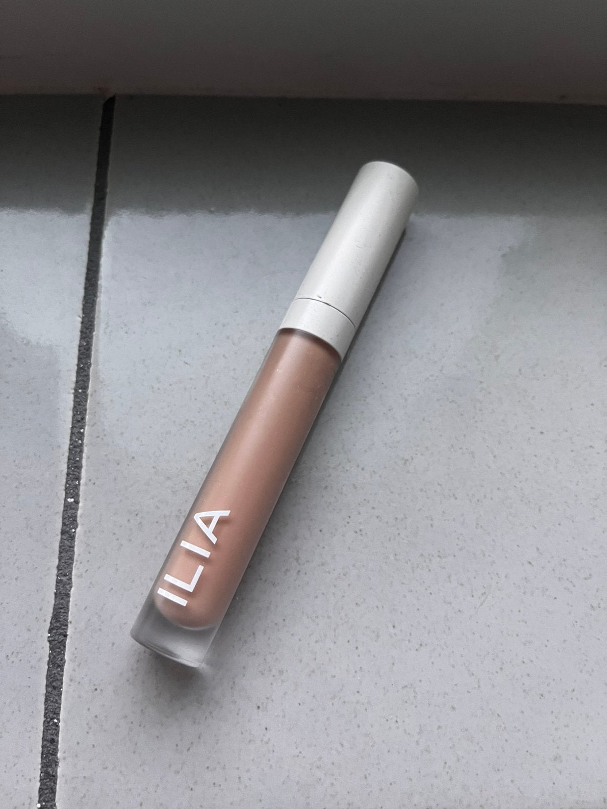 Ilia - True Skin Serum Concealer (1.5), Ophalen of Verzenden, Zo goed als nieuw, Beige, Gehele gezicht