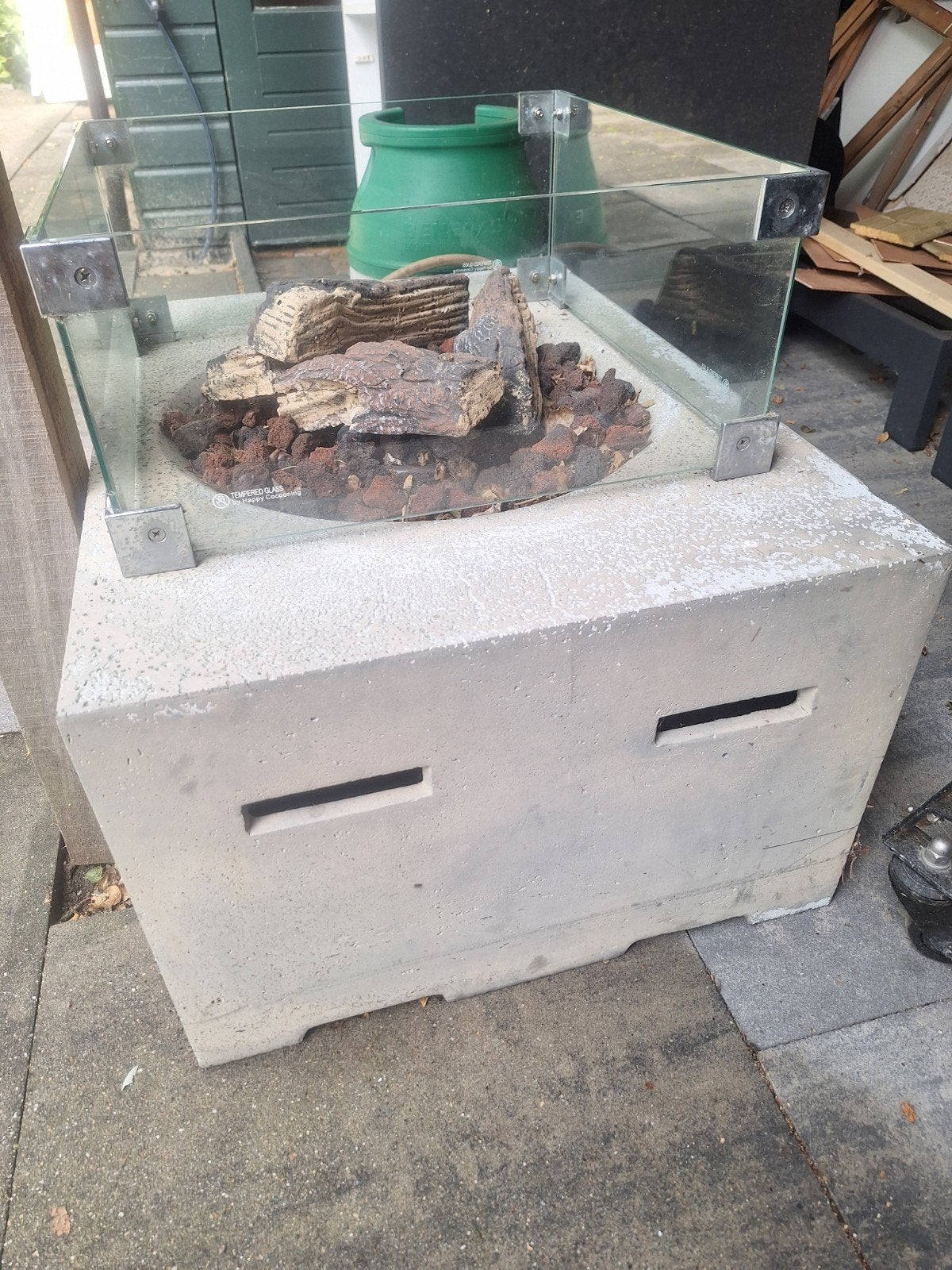 Betonnen vuurtafel met glazen ombouw en gasfles, Ophalen, Zo goed als nieuw, Vuurkorf