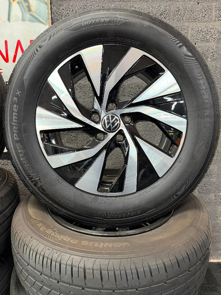 17 inch originele Volkswagen Tiguan velgen met zomerbanden, Banden en Velgen, 17 inch, Ophalen of Verzenden, Personenwagen
