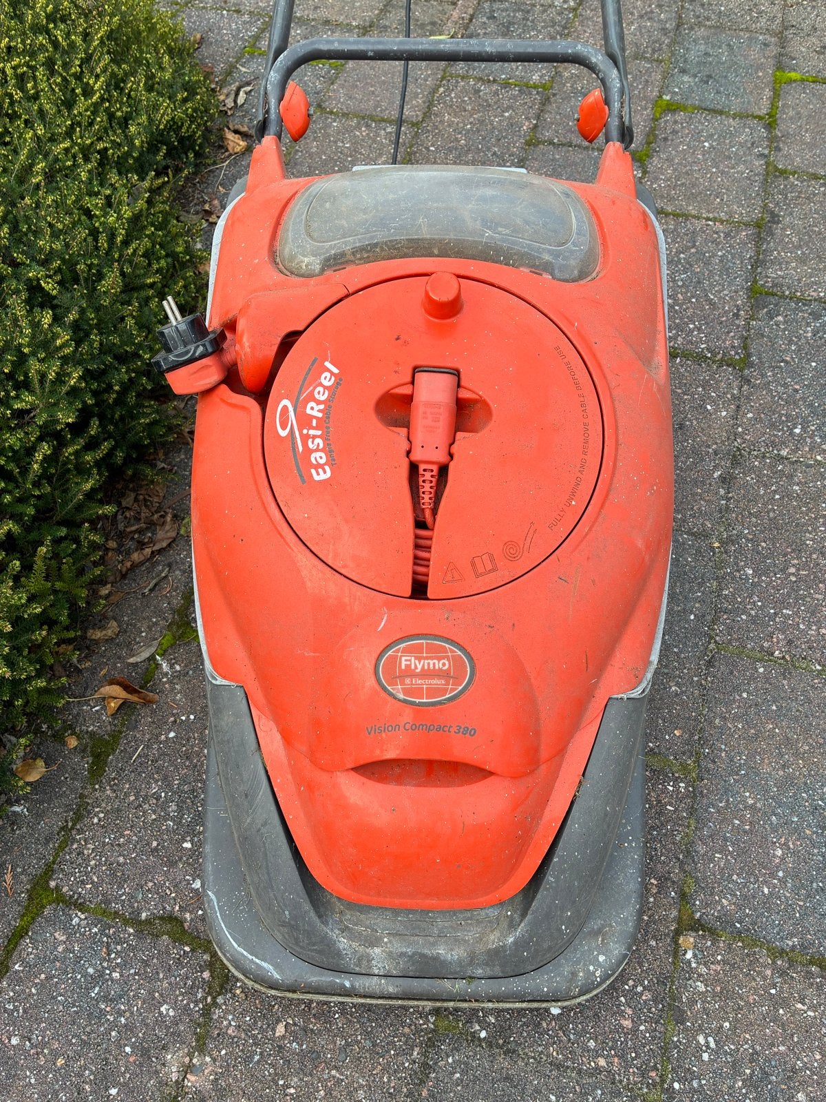 Flymo 38cm Elektrische zweef grasmaaier met Oprolbaar Snoer, Ophalen, Cirkelmaaier, Gebruikt, Elektrische grasmaaier
