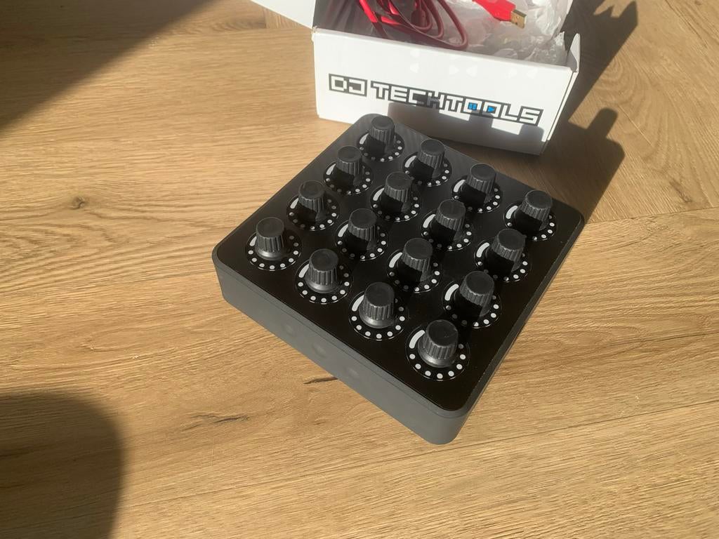 MIDI Fighter Twister met roze USB-kabel, gebruikt, Muziek en Instrumenten, Midi-apparatuur, Gebruikt, Ophalen of Verzenden