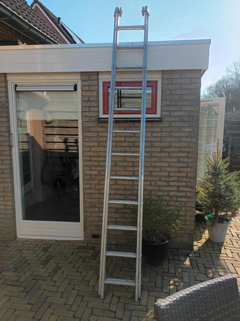 Uitschuifbare aluminium ladder - 2-delig 2 x 12 sporten, Ophalen, Zo goed als nieuw, Ladder, Opvouwbaar of Inschuifbaar