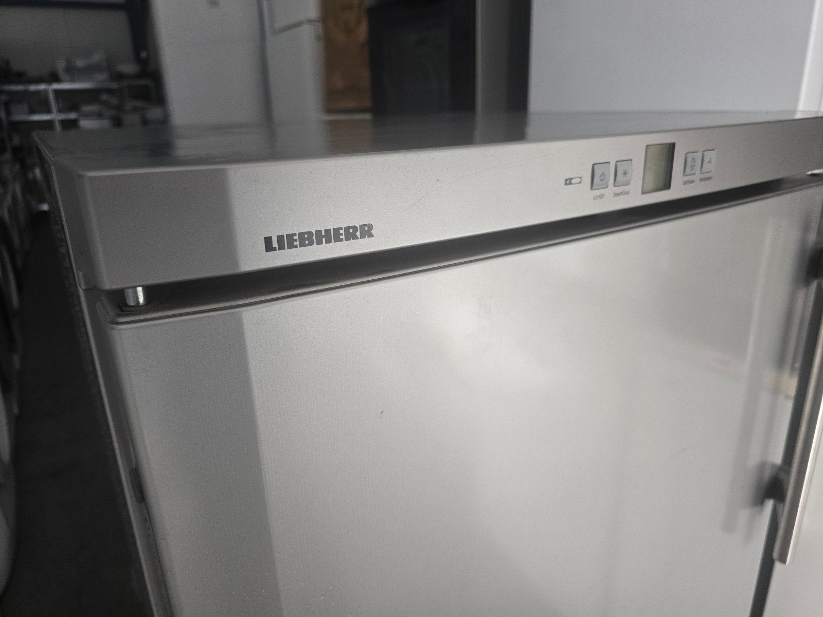 Keurige zilverkleurige Liebherr vrijstaande koelkast!🚚✅️, Zonder vriesvak, 200 liter of meer, Liebherr, Zo goed als nieuw