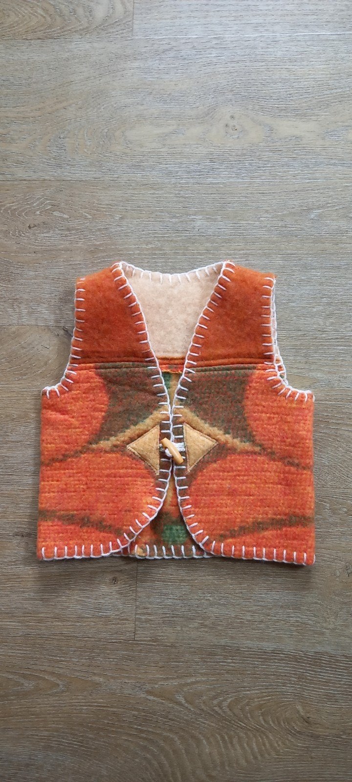 Handgemaakte wollen bodywarmer maat 80 (AaBe deken), Kinderen en Baby's, Ophalen of Verzenden, Nieuw, Handgemaakt (AaBe), Jongetje of Meisje