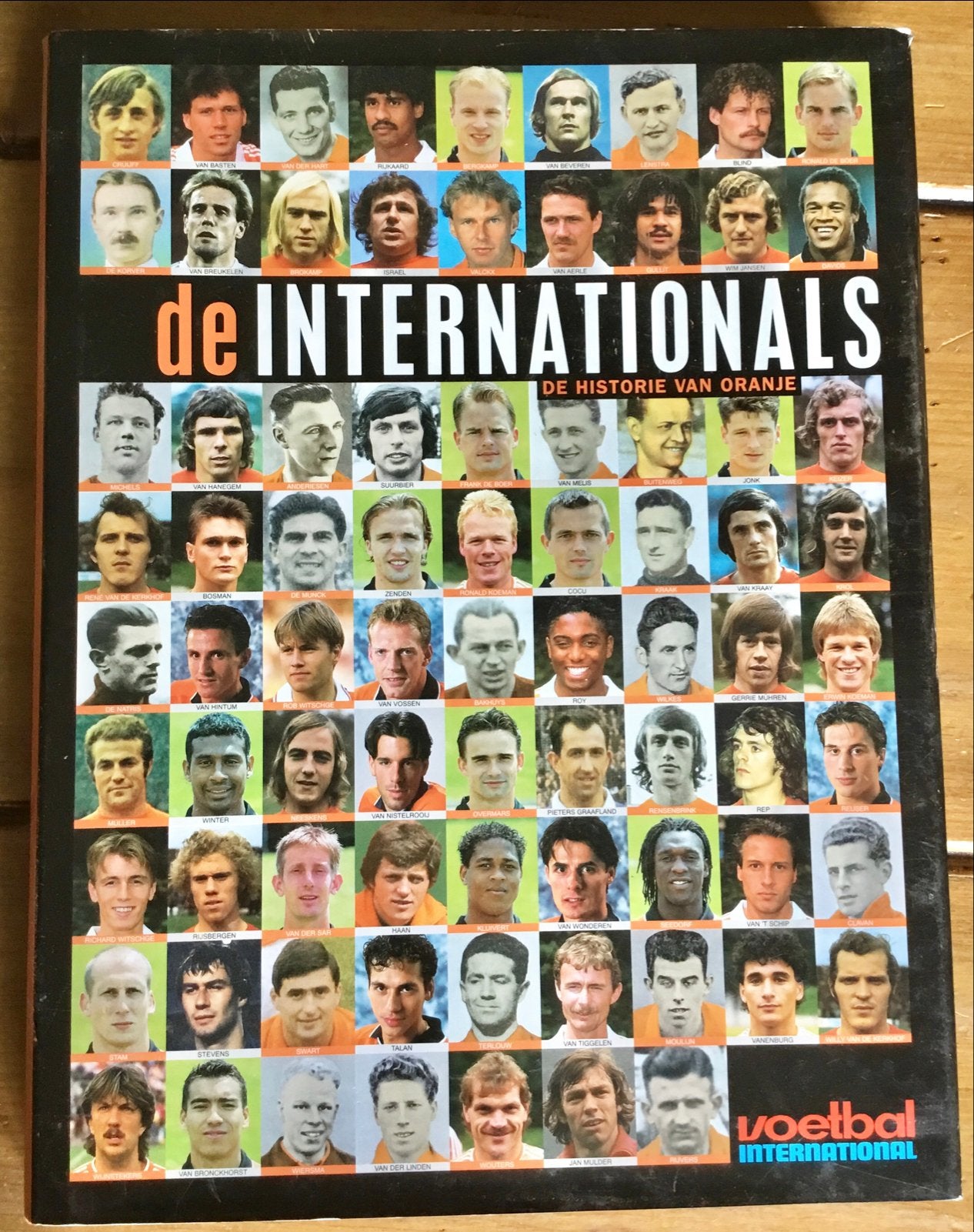 BOEK: DE INTERNATIONALS - VOETBAL INTERNATIONAL, Ophalen of Verzenden, Gelezen, Balsport