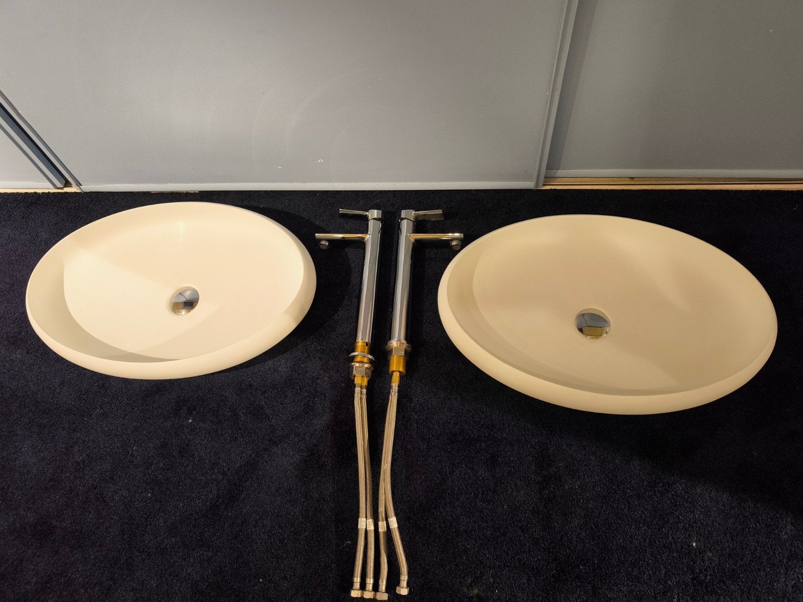 2x Witte Solid Surface wastafels + chrome kranen en plug, Nieuw, Minder dan 100 cm, Wasbak of Wastafel, 25 tot 50 cm
