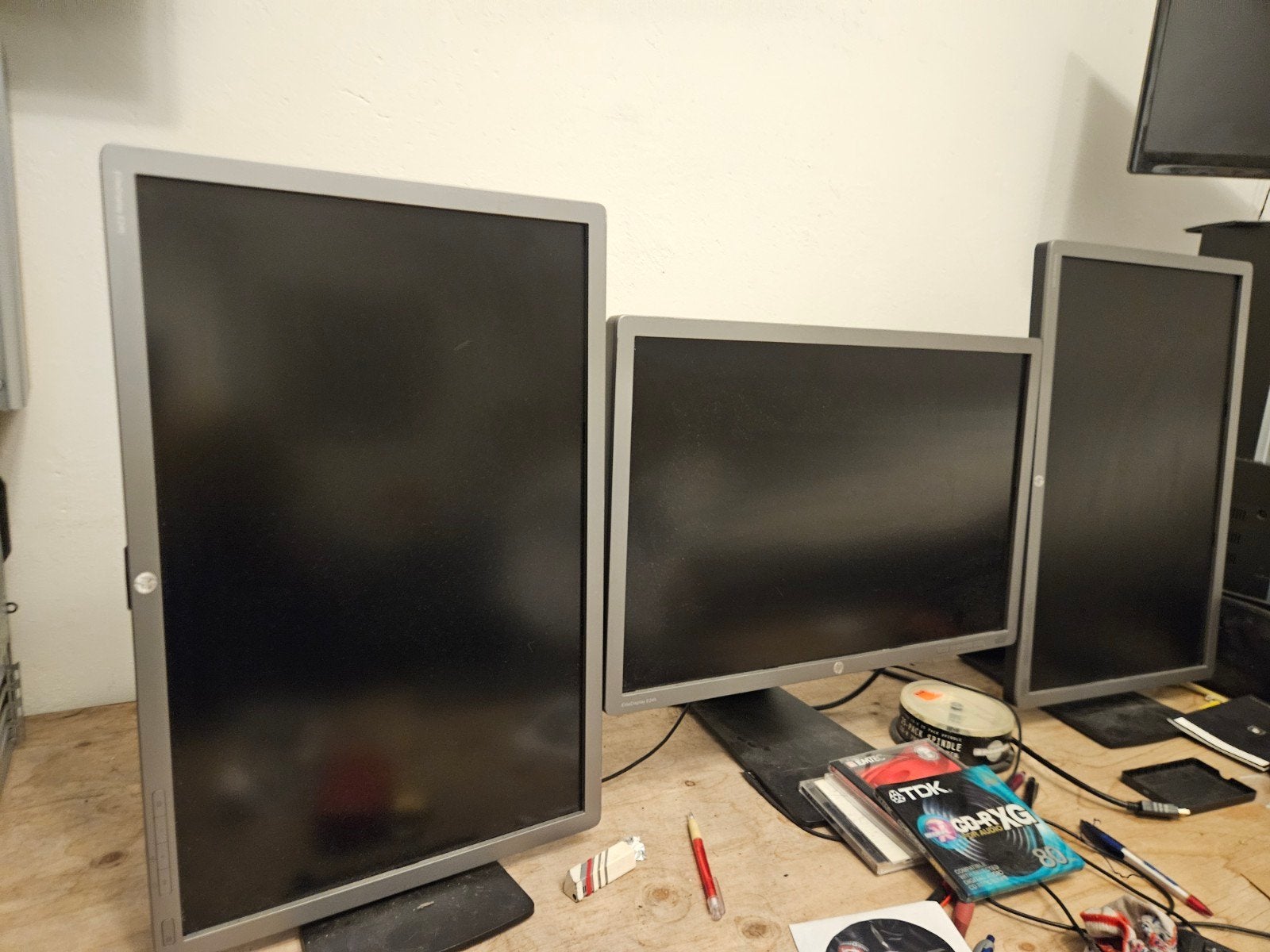 3x HP EliteDisplay E241i - 24 inch IPS Monitor, Gebruikt, IPS, In hoogte verstelbaar, Full HD