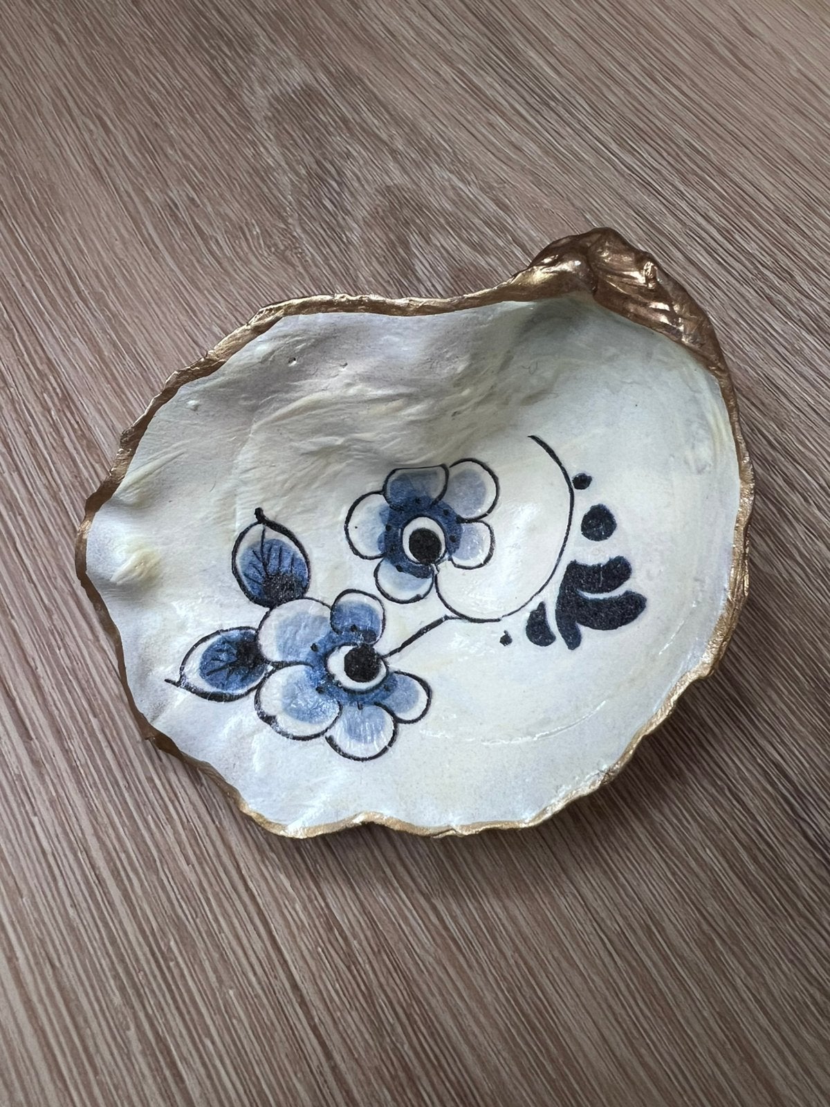 Oesterschelp met Delftsblauwe bloemetjes, Ophalen of Verzenden, Schelp(en)