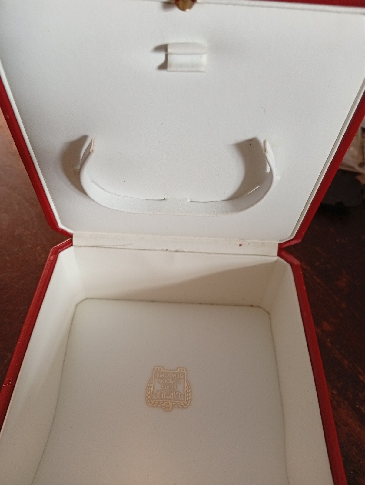 Vintage Cartier  rood sieradendoosje met zwarte steen, Sieraden, Tassen en Uiterlijk, Overige materialen, Gebruikt, Minder dan 50 cm
