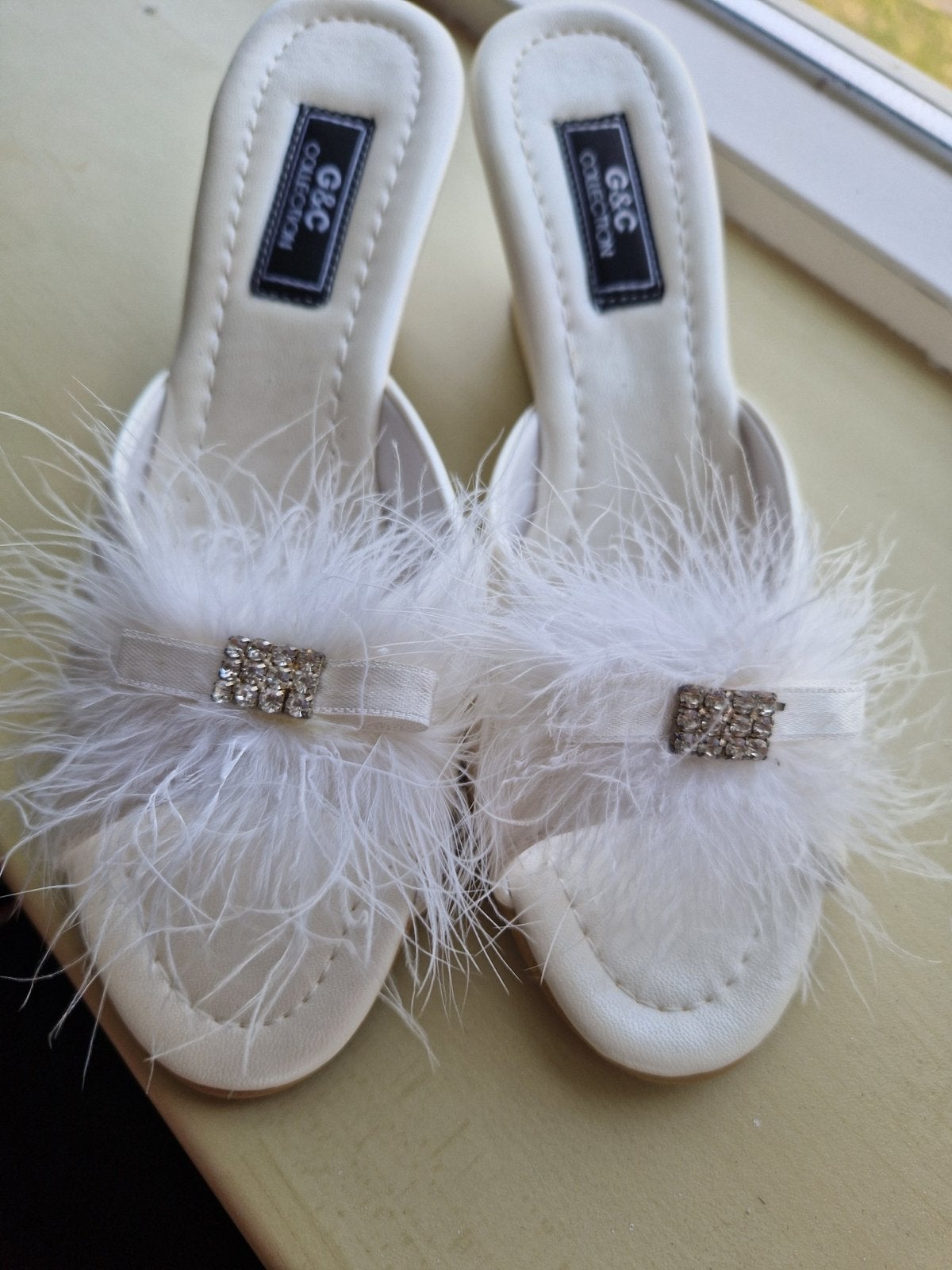 Witte muiltjes met veren en strass - G&C Collection, Kleding | Dames, Ophalen, Zo goed als nieuw, Wit, Sandalen of Muiltjes