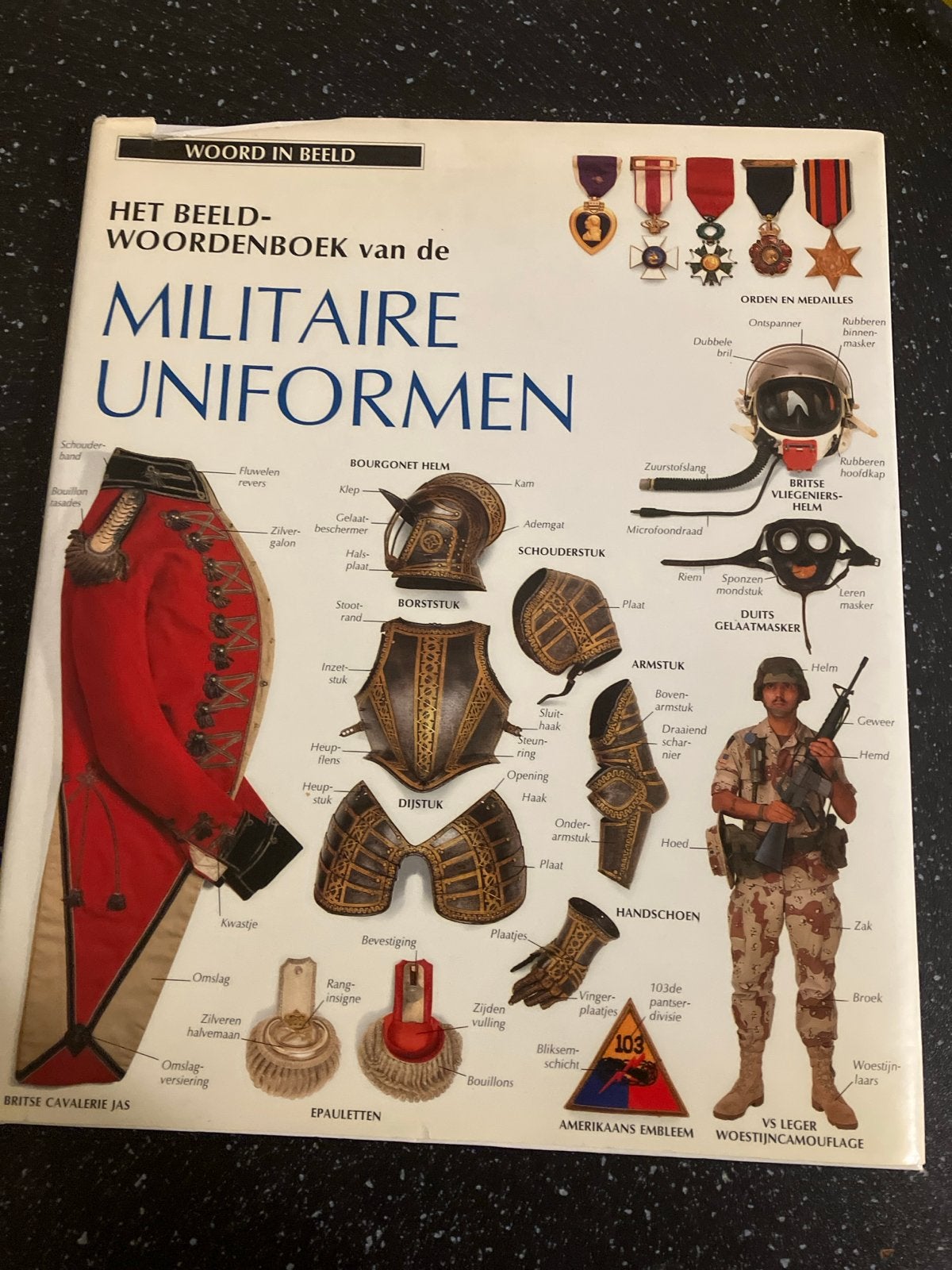 Het Beeld-Woordenboek van de Militaire Uniformen, Ophalen of Verzenden, Niet van toepassing, Zo goed als nieuw, Algemeen