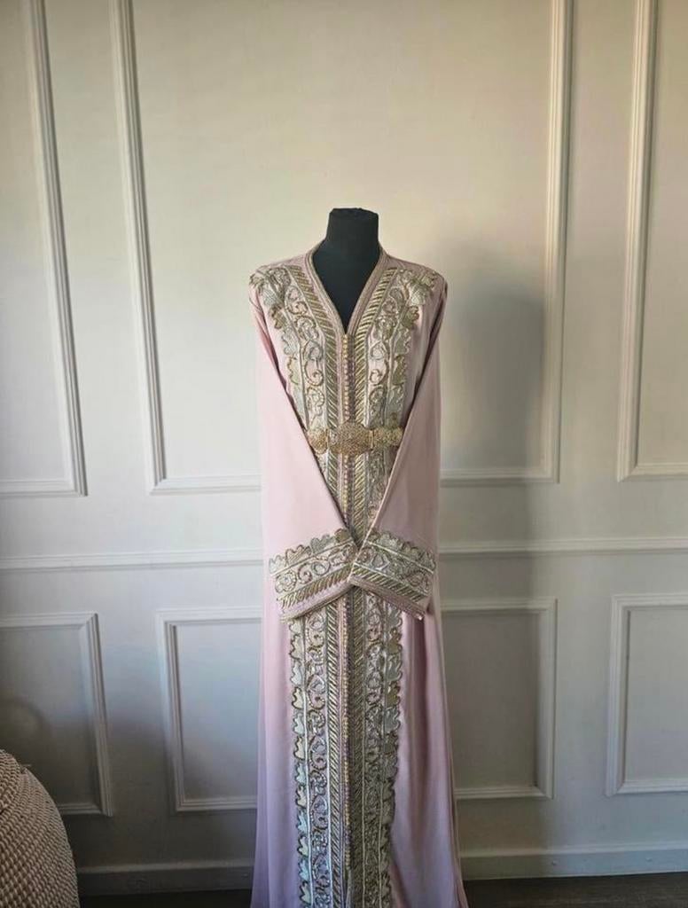 Elegante Roze Kaftan met Gouden Borduurwerk, Maat 38/40 (M), Nieuw, Ophalen of Verzenden, Roze