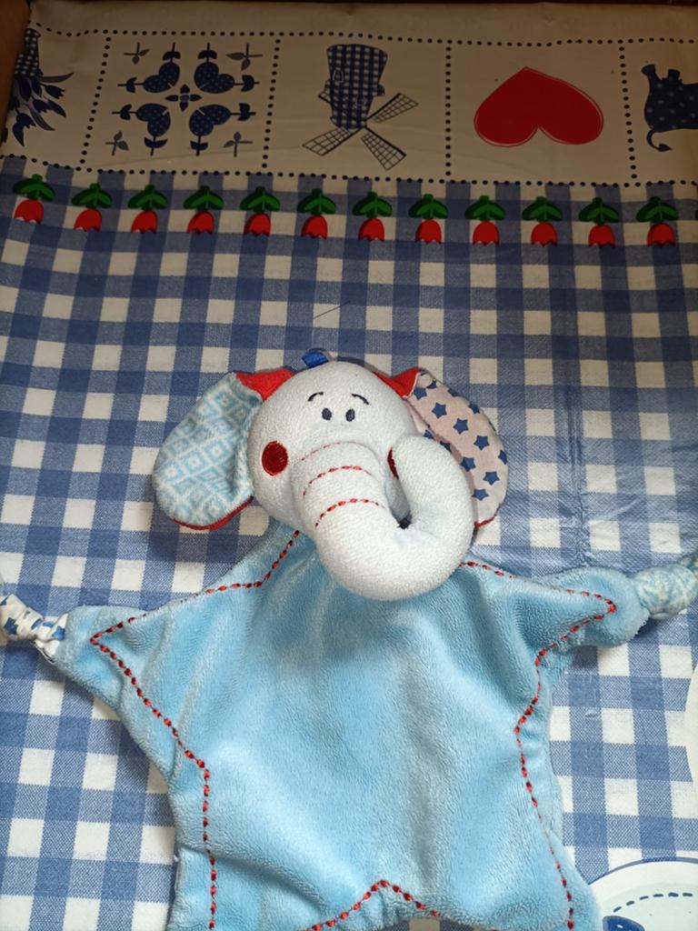 Tiamo Olifant knuffeldoekje blauw wit rood Ollie, Ophalen of Verzenden, Zo goed als nieuw, Olifant