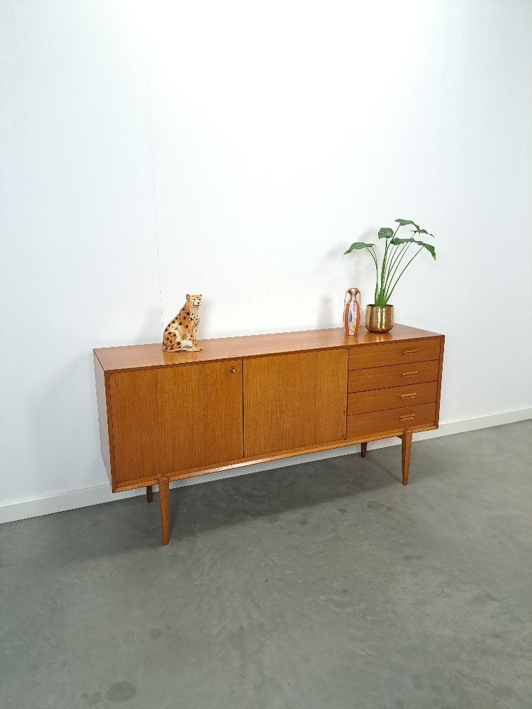 Teak dressoir met hoge poten en lades, Gebruikt, 150 tot 200 cm, Teakhout, Met lade(s)