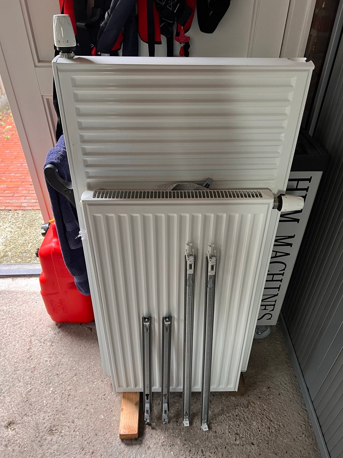 Witte radiator met thermostaat en bevestigingsbeugels, Ophalen, Gebruikt, Radiator, 60 tot 150 cm