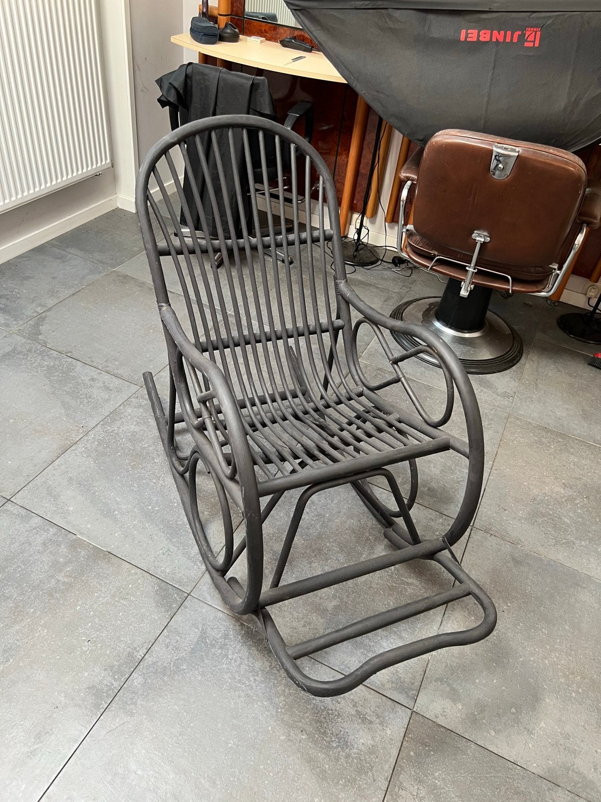 Vintage rotan schommelstoel met voetensteun, Ophalen, Gebruikt, Riet of Rotan, Eén