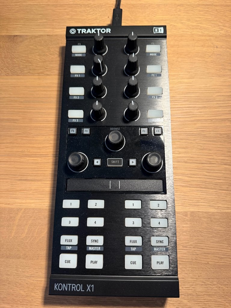 Native Instruments X1 & Z1 met beschermhoezen, Ophalen of Verzenden, Zo goed als nieuw, Dj-set, Overige merken