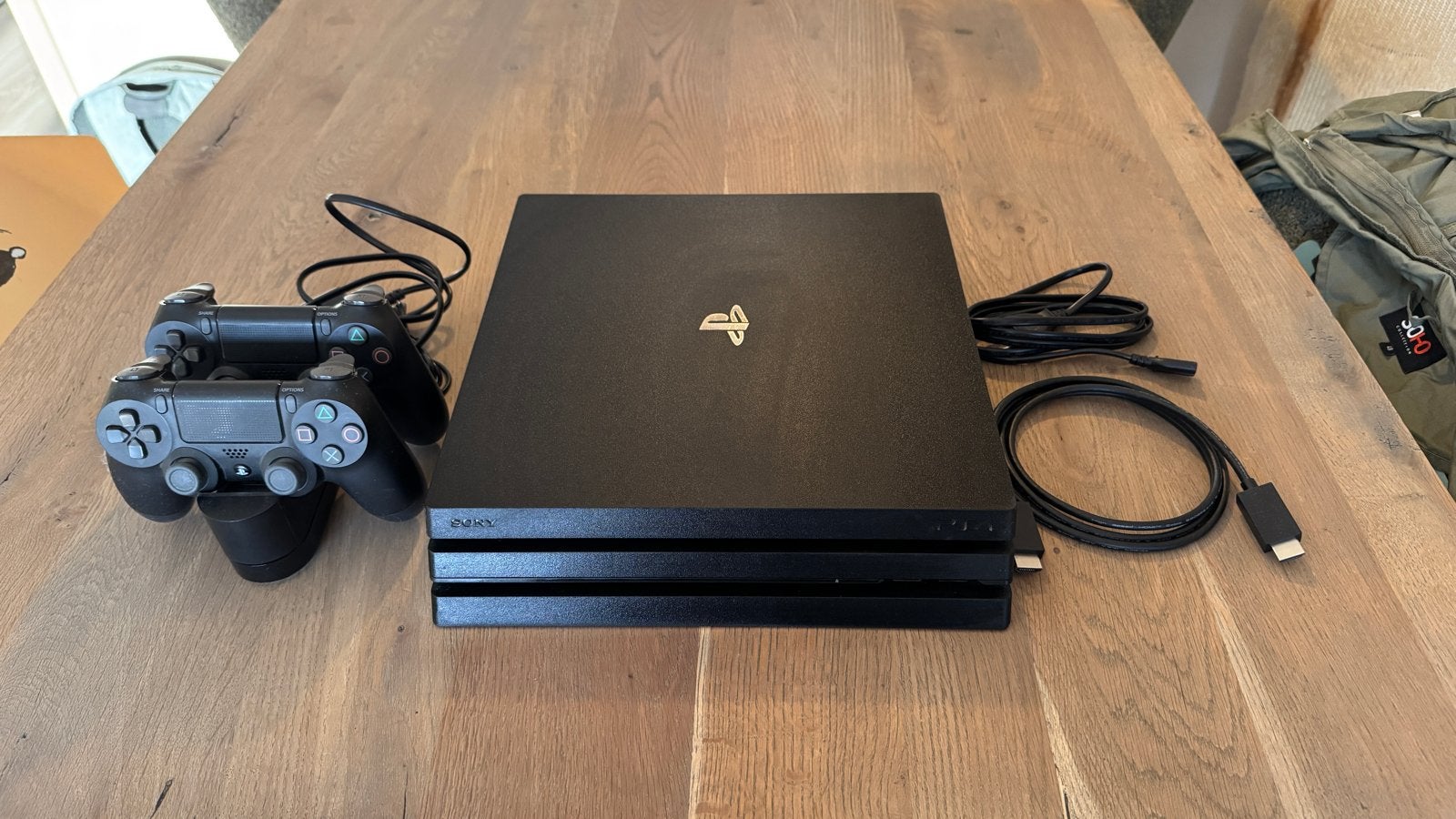 PlayStation 4 Pro 1TB met 2 controllers en 2 games, Ophalen, Met games, Met 2 controllers, Zo goed als nieuw