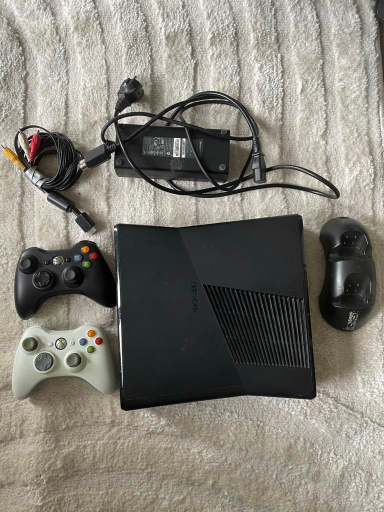 Xbox 360 S console + controllers + games, Spelcomputers en Games, Spelcomputers | Xbox 360, Ophalen, Met 2 controllers, Gebruikt
