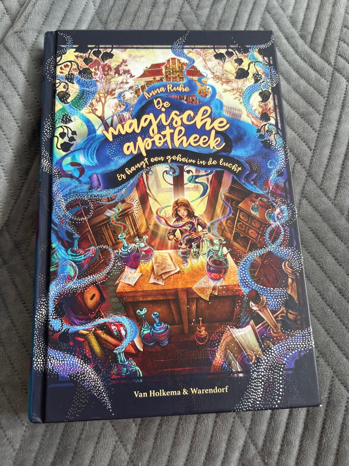 De Magische Apotheek - Anna Ruhe (Hardcover), Boeken, Ophalen of Verzenden, Zo goed als nieuw, Fictie