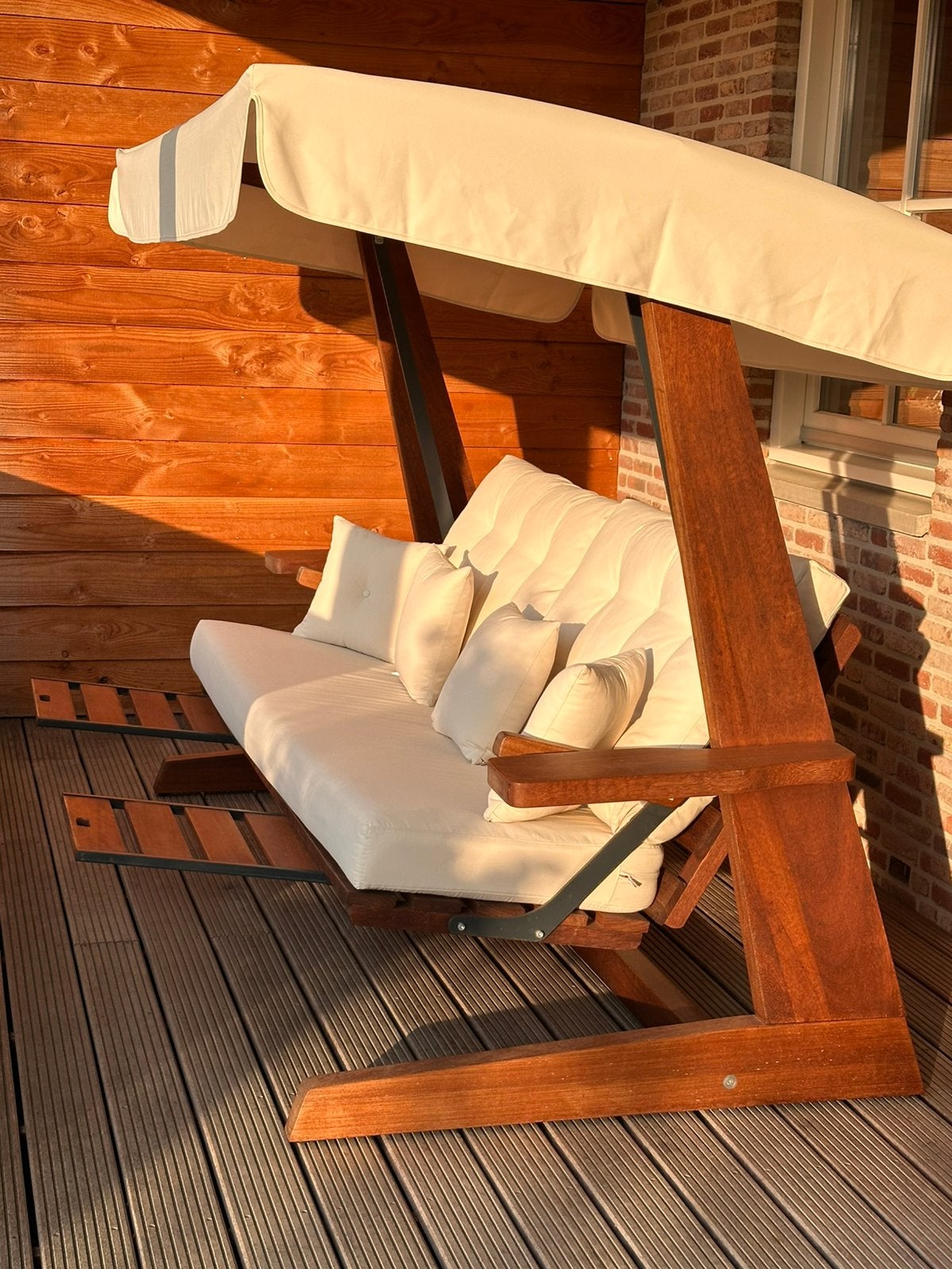 Luxe Houten schommelbank met kussens en zonnescherm, Ophalen, Zo goed als nieuw