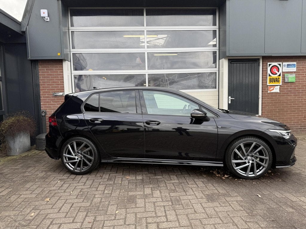 Volkswagen Golf 1.5 eTSI R-Line ACC/VIRTUEEL *ALL-IN PRIJS*, 12 maanden, 4 cilinders, Leder en Stof, Zwart
