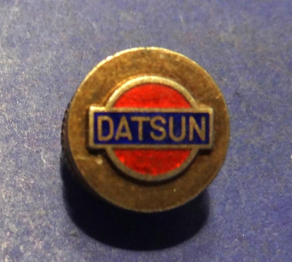 Datsun Geemailleerde Revers Knoop 12 mm Doorsnee Met Boutje, Verzenden, Gebruikt, Transport, Speldje of Pin