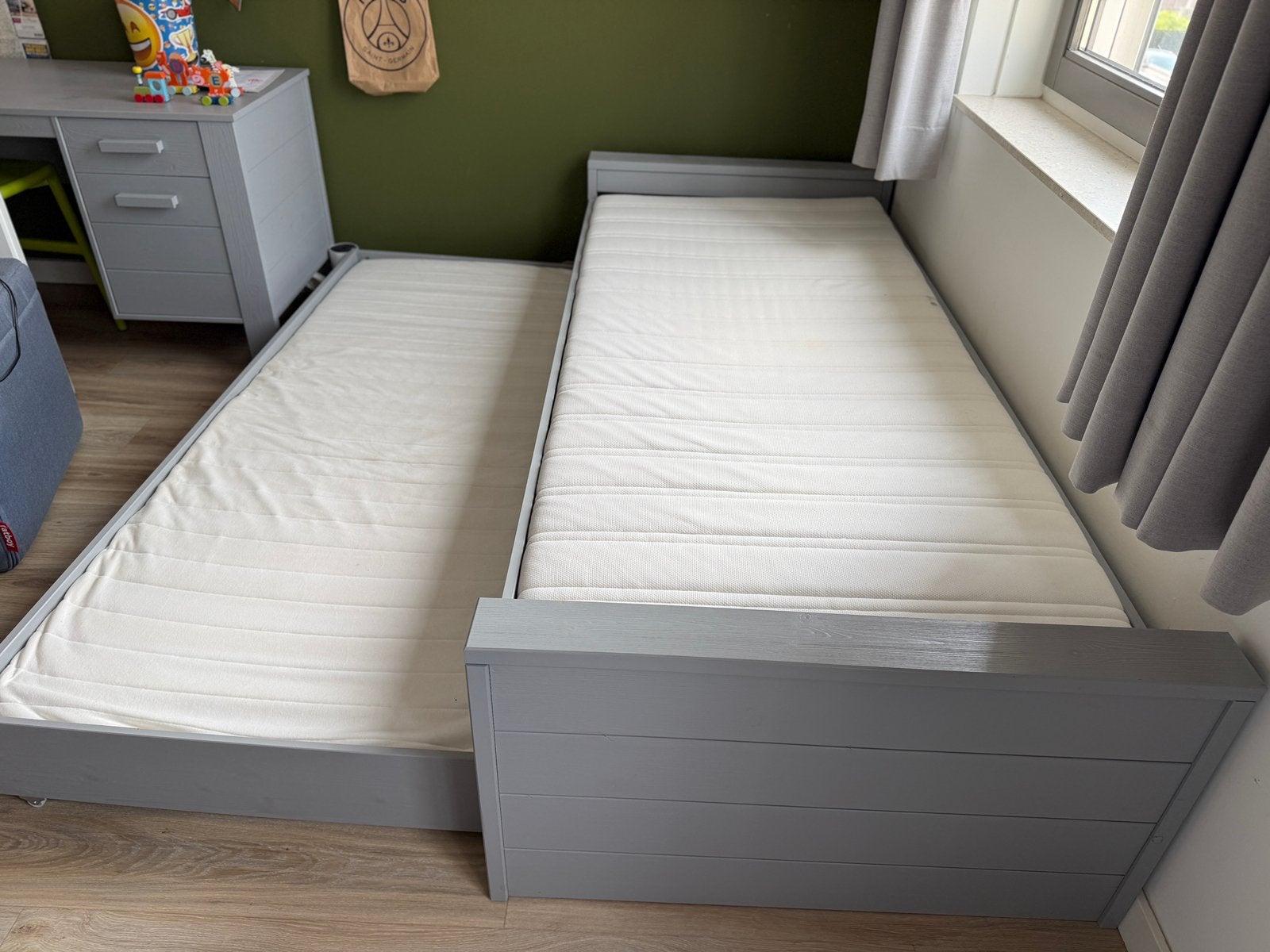 Stoere WOOOD Dennis Set: Bed met Logeerlade + Bureau (Grijs), Ophalen, Gebruikt, 90 cm, Eenpersoons