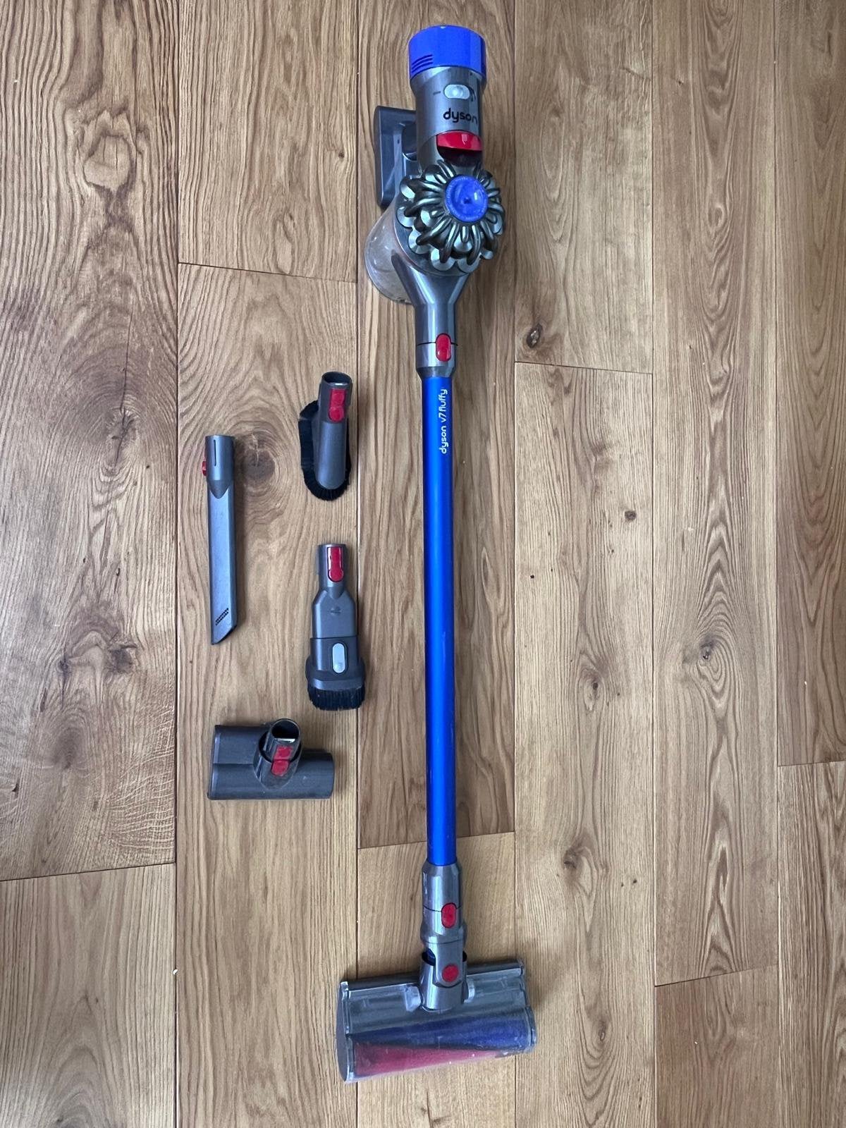 Dyson v7 fluffy stofzuiger (accu laadt niet meer goed), Witgoed en Apparatuur, Ophalen of Verzenden, Gebruikt, Reservoir, Steelstofzuiger
